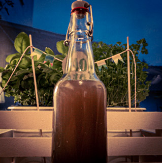 Ingwer Sirup in einer Flasche