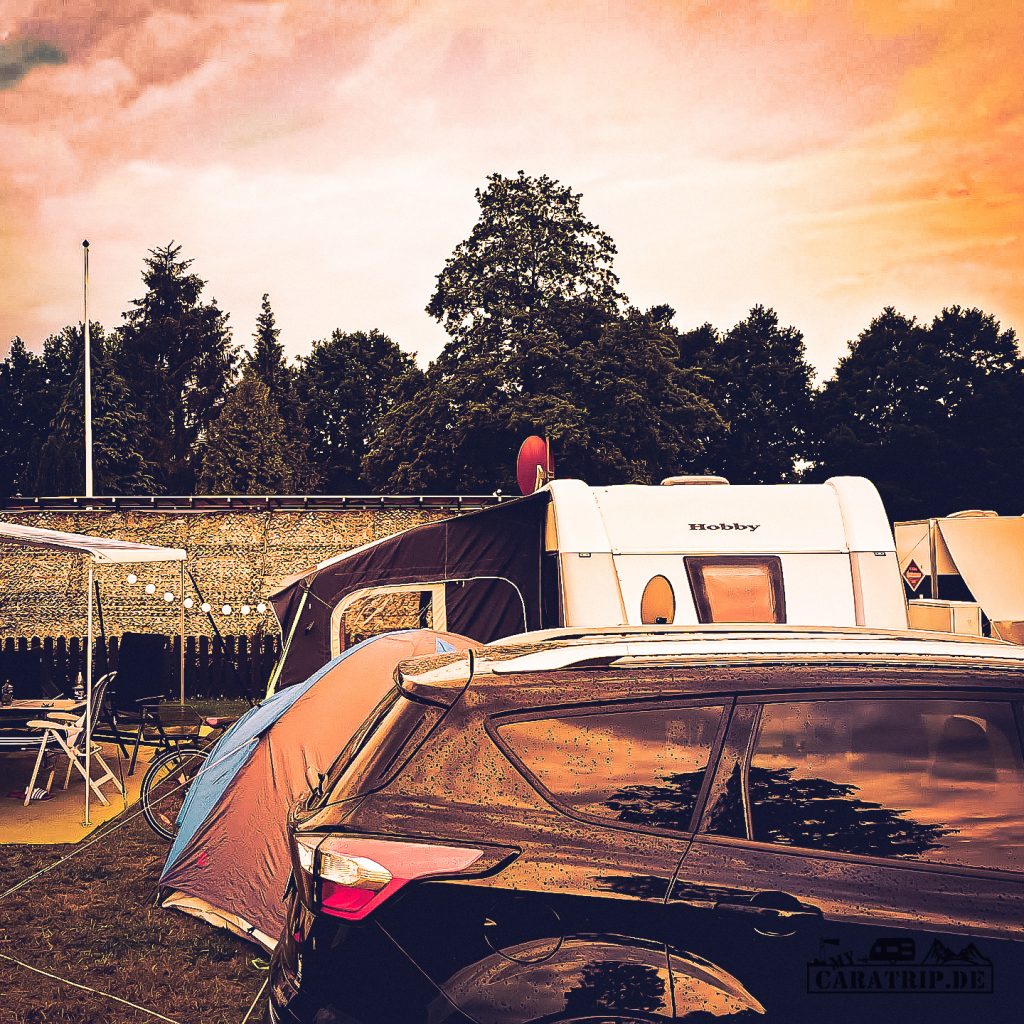 Ford Kuga mit Hobby 545kmf Wohnwagen und Kampa Vorzelt