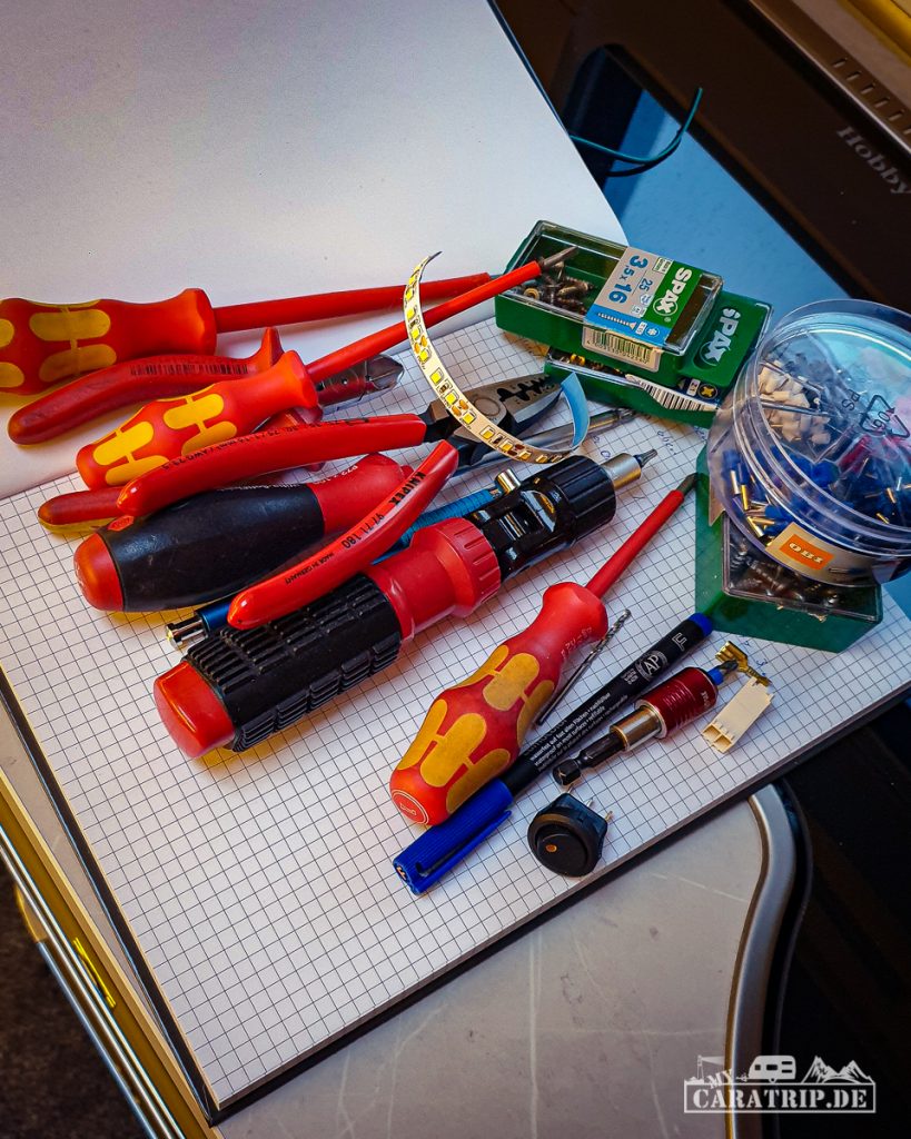 Ein Bild, das drinnen, mehrere enthält.
Automatisch generierte Beschreibung