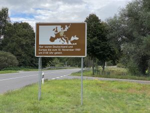 Schild zur Wiedervereinigung