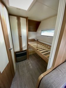 Kinderbett versetzt wieder im Hobby 545kmf Wohnwagen eingebaut.